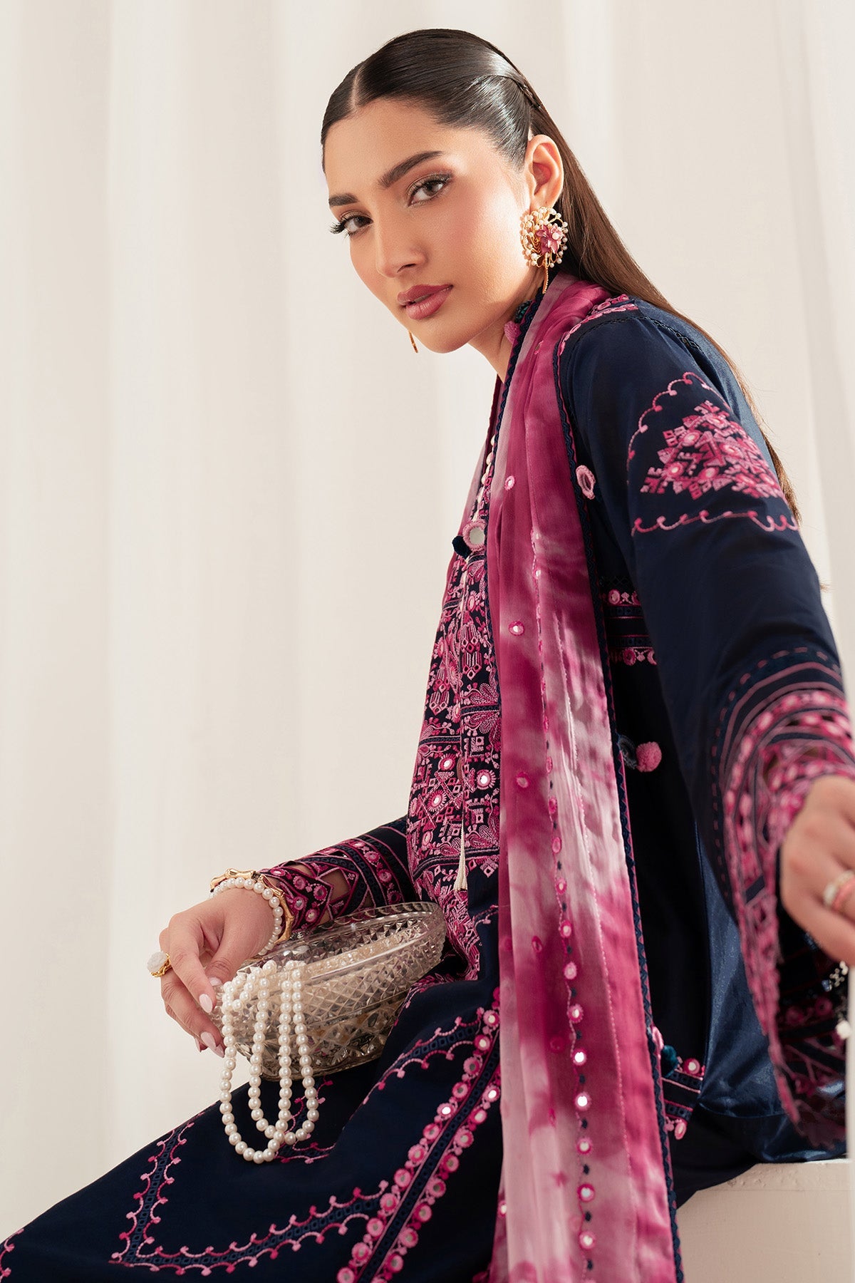 Embroidered Lawn IL'25-D01