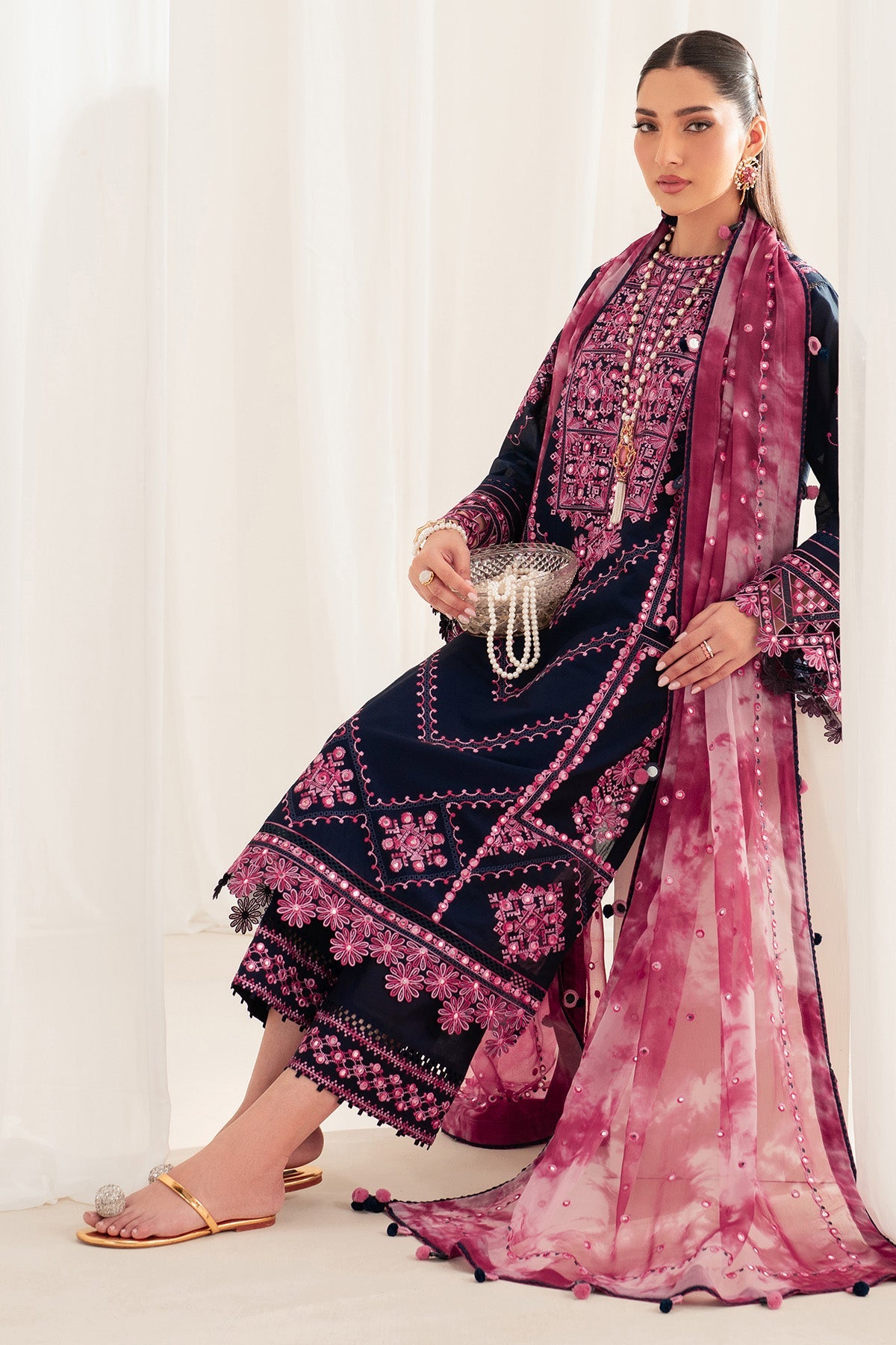 Embroidered Lawn IL'25-D01