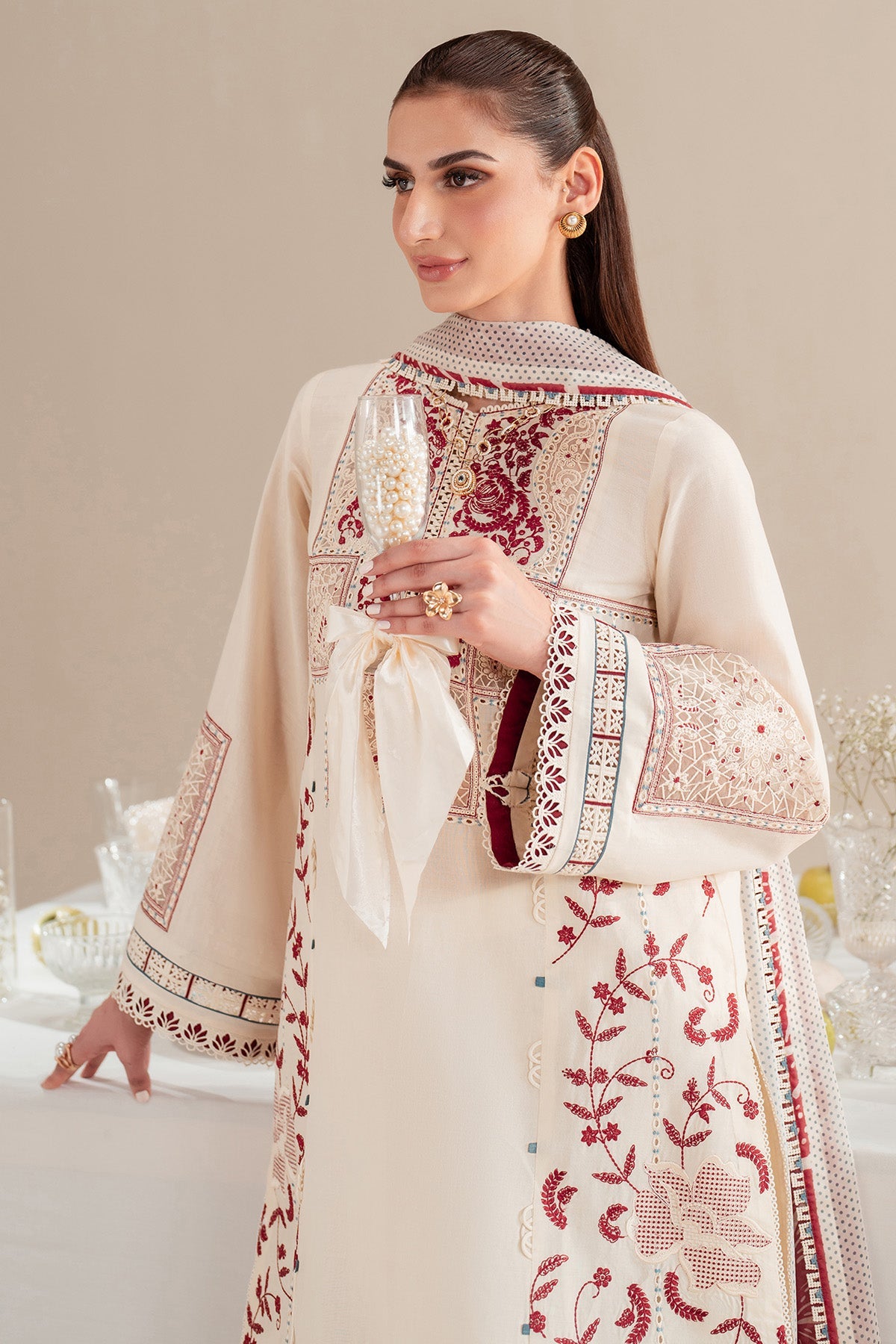 Embroidered Lawn IL'25-D02